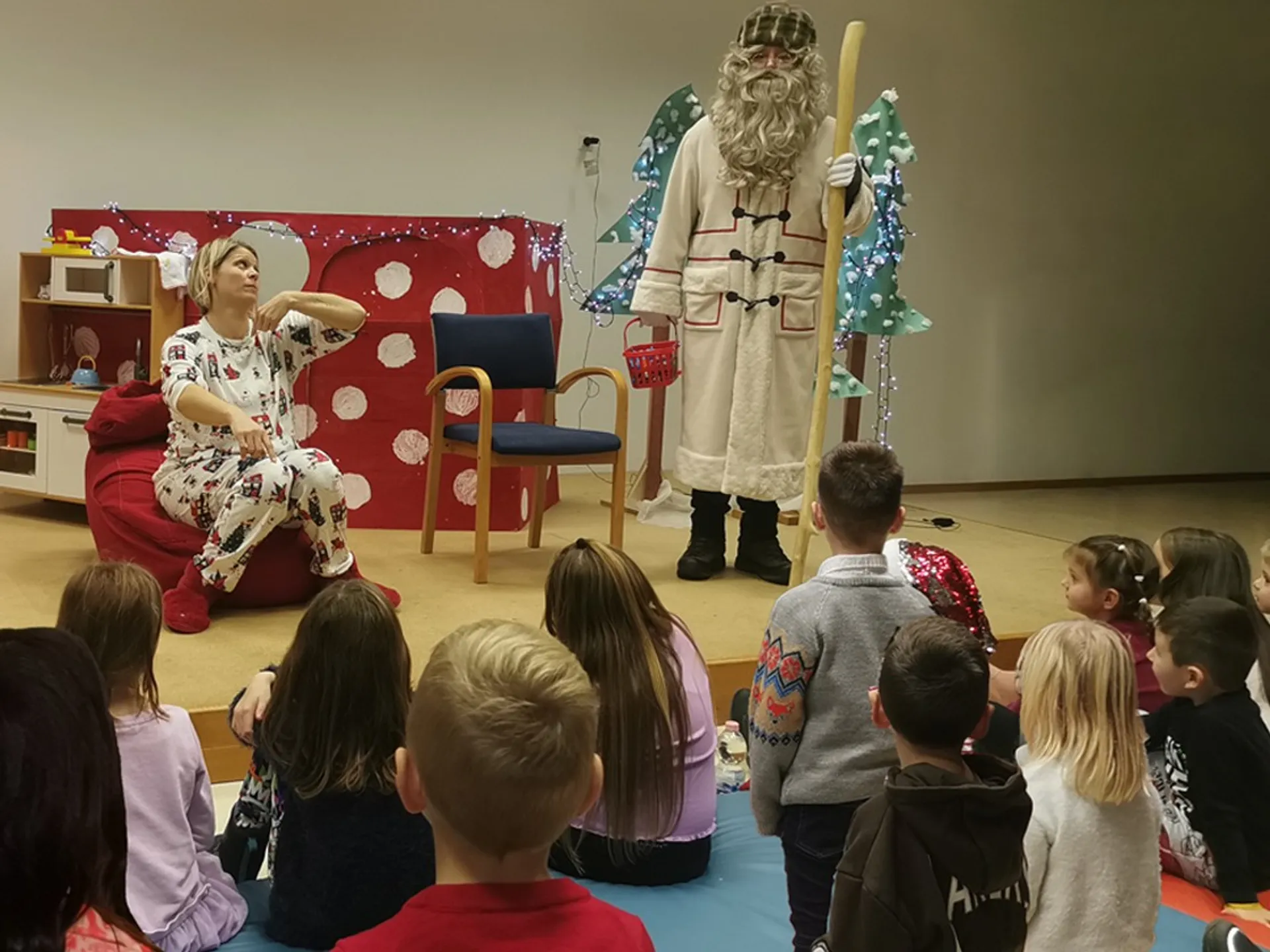 Smeh in druženje med delom v Unichemu.
